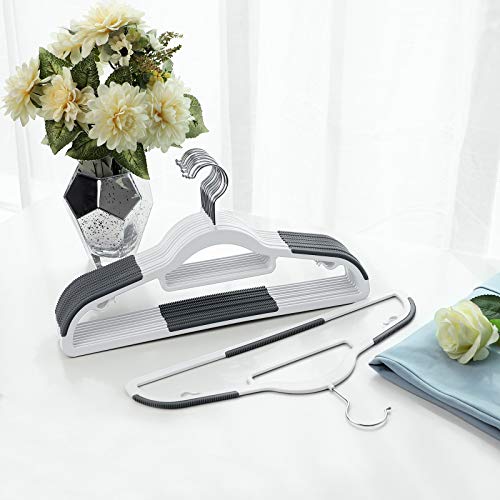 SONGMICS Paquete de 30 Perchas, Plástico, para Trabajo Pesado con Diseño Antideslizante, para Ropa, Ahorran Espacio, 0,6 cm de Grosor, Gancho Giratorio de 360°, 42 cm de Ancho, Blanco CRP20WG30