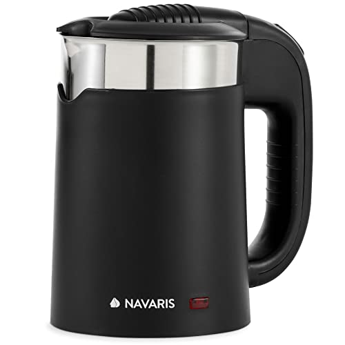 Navaris Pequeño Hervidor Electrico para Viaje 0,5 L - Mini Calentador de Agua 1100 W de Bajo Voltaje - Incluye 2 Tazas para Camping - Jarra hervidora eléctrica de 16 x 11 x 17 cm