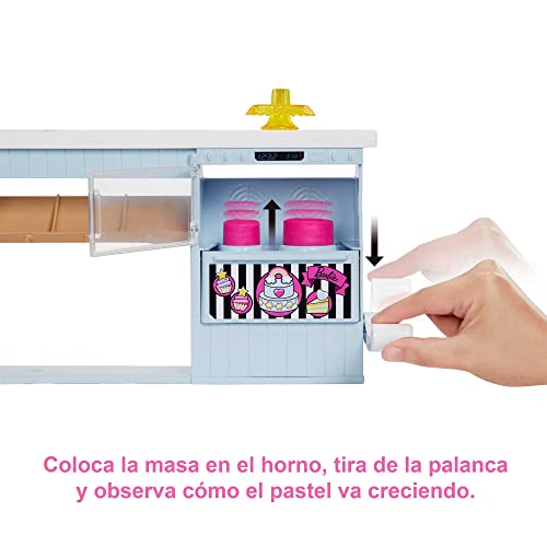 Barbie y su Pastelería Muñeca pelo fantasía con tienda, juego de plastilina y accesorios de juguete, regalo para niñas y niños +3 años (Mattel HGB73)