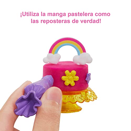 Barbie y su Pastelería Muñeca pelo fantasía con tienda, juego de plastilina y accesorios de juguete, regalo para niñas y niños +3 años (Mattel HGB73)