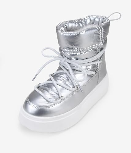 BOSANOVA Botas de nieve acolchadas ‘apres ski' confeccionadas en nylon y detalle de cordones con pasados metálicos. Suela de plataforma de 4 cm. Cierre elástico ajustable. Calzado para mujer PLATA 37