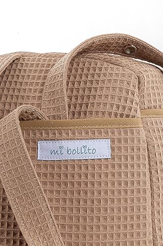 mi bollito – Bolso de maternidad Crossbody para carrito de bebé y para hospital. Bolsa organizadora práctica y elegante de gran capacidad. Producto fabricado en España. (Marrón pastel)
